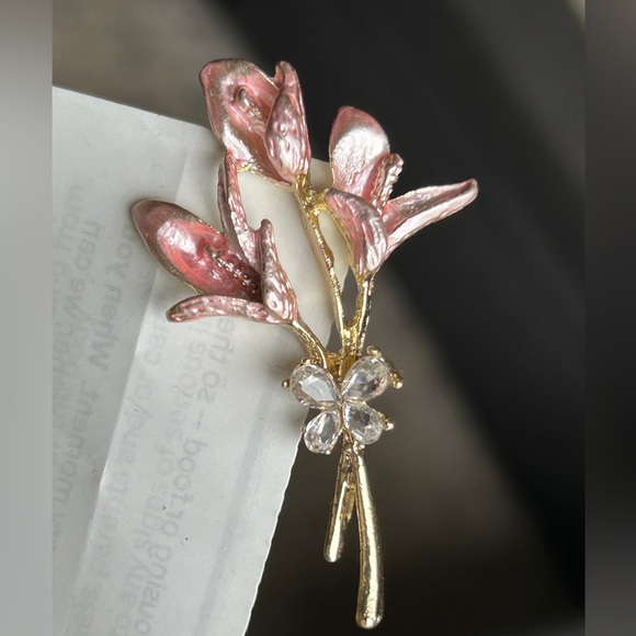 Jewelry - Elegant Pink and Gold Floral Brooch